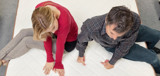 couple essayant un matelas