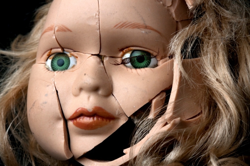 Visage d'une poupée cassée