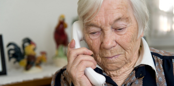 personne âgée au téléphone