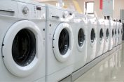 Rangée de lave-linge dans un magasin