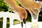 une main pose un verre vide et attrape les clefs d'un véhicule