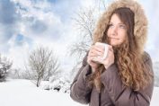 jeune femme portant une doudoune dans la neige