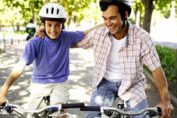 un homme et un garçon à vélo