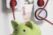 prises électriques et tirelire