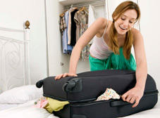Femme bouclant sa valise