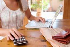 femme et ordinateur et carte bancaire
