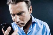 utilisateur de smartphone mécontent