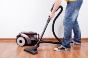 homme passant l'aspirateur