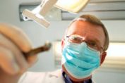 un dentiste en contre-plongée