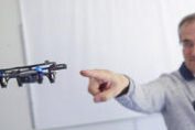 ingénieur testant un drone en vol