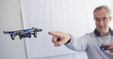 ingénieur testant un drone en vol