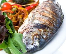 plat de poisson grillé avec des légumes