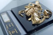 bijoux en or sur une balance