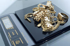 bijoux en or sur une balance