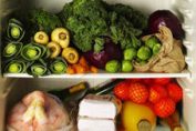 des aliments dans un réfrigérateur