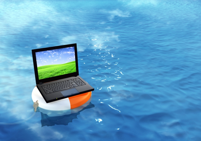 Un ordinateur portable sur une bouée sur l'eau