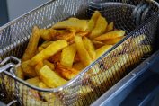 Des frites dans un panier de friteuse