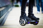 homme sur un skateboard motorisé