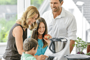Une famille autour d'un robot cuiseur Thermomix