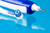 Une brosse à dents électrique bleue