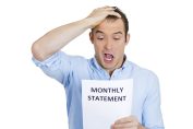 client manifestant sa surprise à la lecture de son relevé de compte
