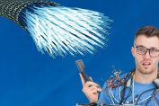 technicien empêtré dans des câbles
