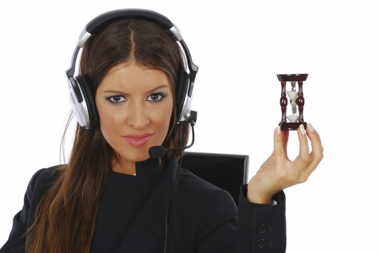Une femme avec un casque téléphonique et un sablier