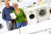 couple achetant un lave-linge