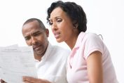 couple inquiet regardant des factures