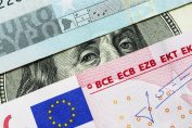 un billet en dollars entre deux billets en euros
