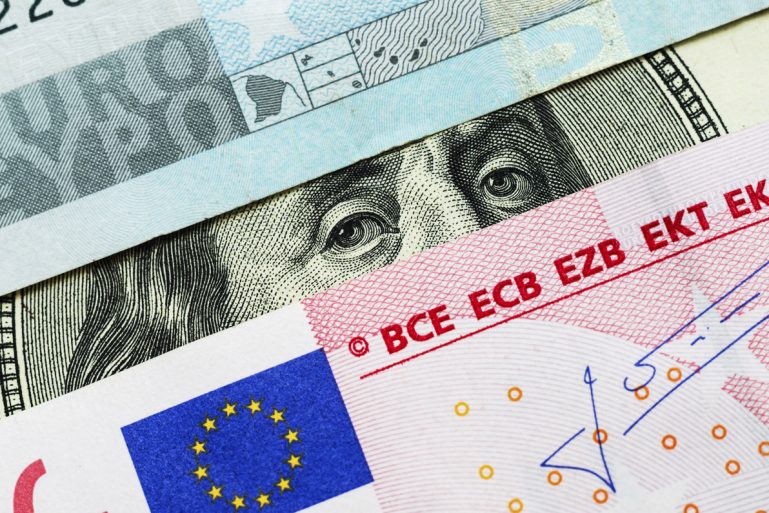 un billet en dollars entre deux billets en euros