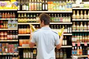 comparaison d'aliments dans un supermarché