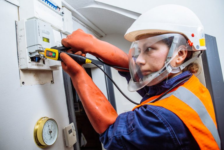 employée d'ERDF en train de poser un compteur