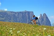 cycliste sur un VTT à la montagne
