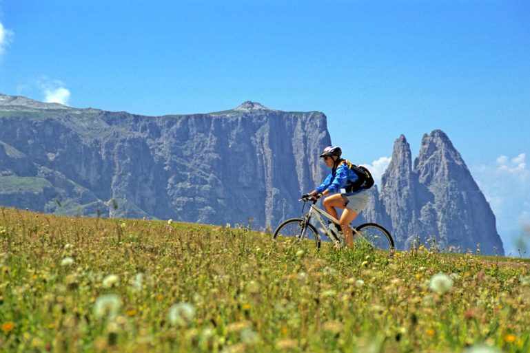 cycliste sur un VTT à la montagne