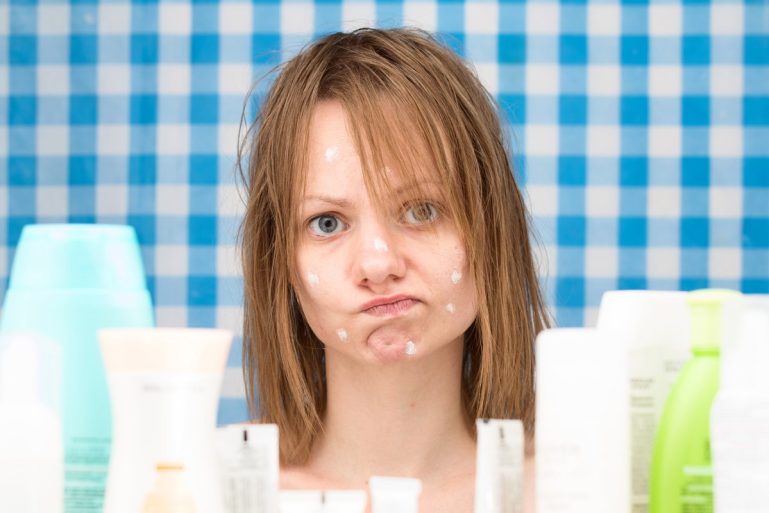 consommatrice doutant de la qualité de ses cosmétiques