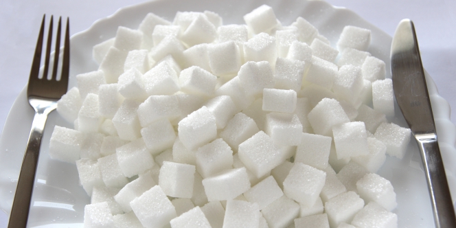 Une assiette remplie de morceaux de sucre blanc