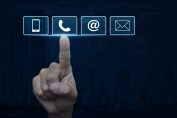 Une main pointe un picto de téléphone sur un écran tactile