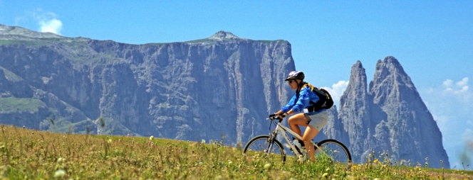 cycliste sur un VTT à la montagne