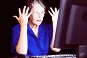 femme énervée devant son écran d'ordinateur