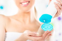 application d'un lait après-soleil