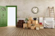 cartons et meubles en attente de déménagement