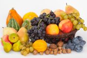 corbeille de fruits avec raisins, pommes, noix, poires, prunes…