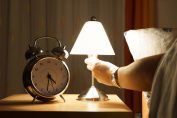 une lampe de chevet allumée à 4h30