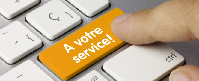 clavier d’ordinateur avec touche marquée “à votre service”