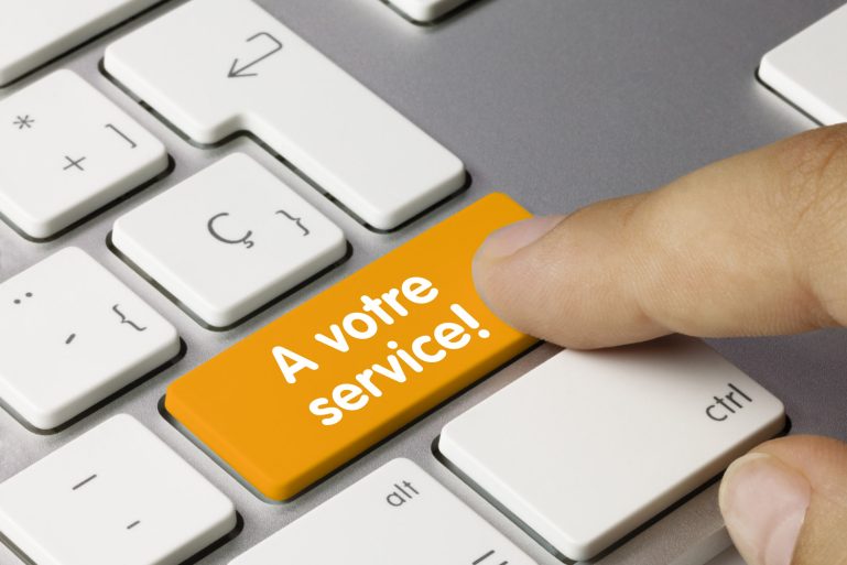 clavier d’ordinateur avec touche marquée “à votre service”