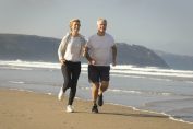 couple âgé courant sur la plage