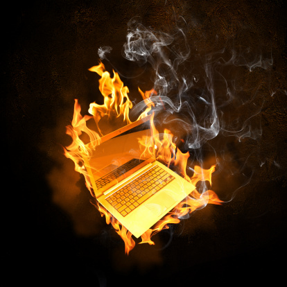 Un ordinateur en feu