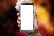 Un smartphone dégage de la fumée
