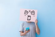 utilisateur de smartphone avec un dessin de visage énervé
